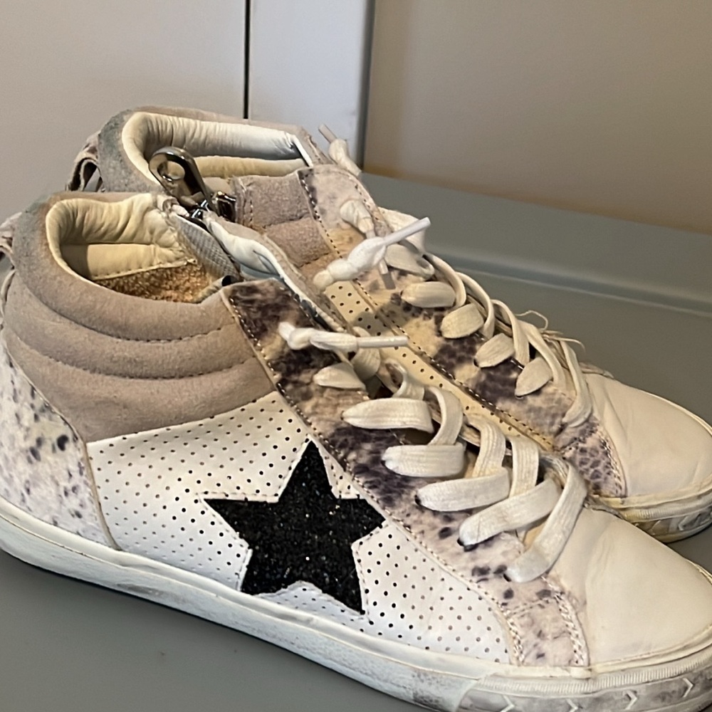 Size 8 Vintage Havana. Worn a couple of times